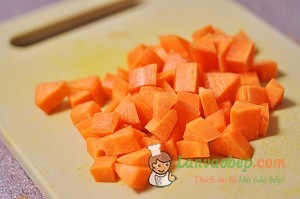 Cắt cà rốt cho cháo sen bạch quả