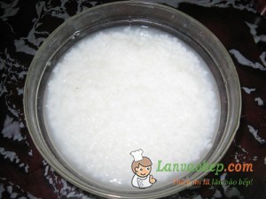 Ninh gạo thật nhừ cho món cháo sen bạch quả