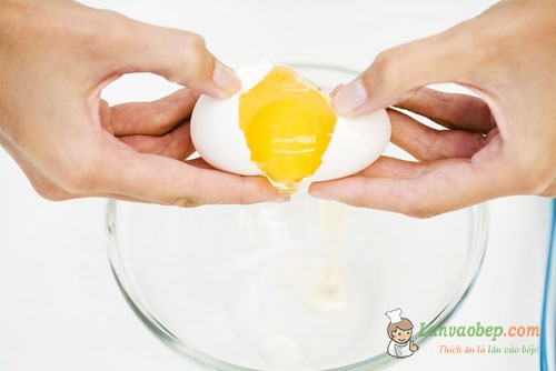 Tách trứng trước khi làm bánh bông lan