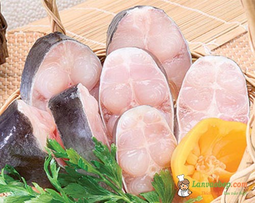 Rửa sạch, để ráo cá trước khi rán cho khỏi bị sát