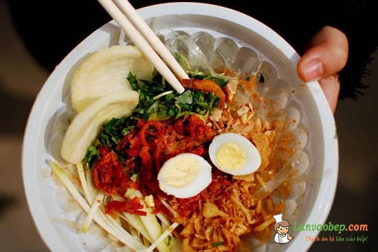 Ăn vặt với bánh tráng trộn Tây Ninh Bé O – Hoàng Cầu Quán