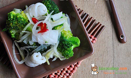 Lạ miệng với món mực trộn bông cải xanh.