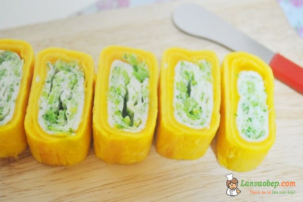 Trứng cuộn súp lơ ngon lạ cho bé yêu