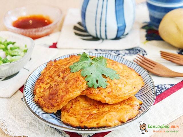 Làm bữa sáng đơn giản mà ngon cho bé với bánh khoai tây trứng