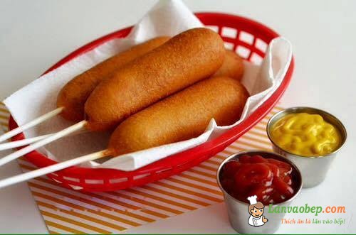 Thật khó cưỡng với món xúc xích bọc bột ngô