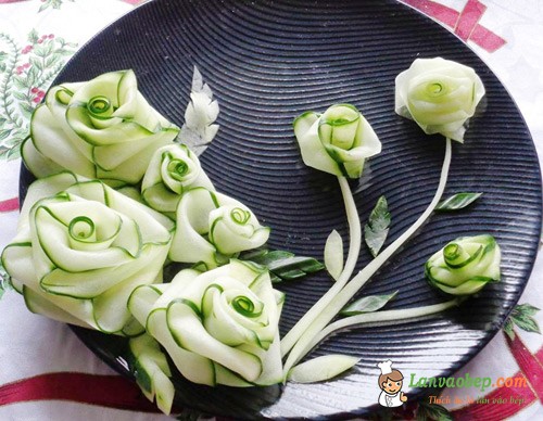 Cách tỉa hoa từ dưa leo trang trí món ăn ngày Tết