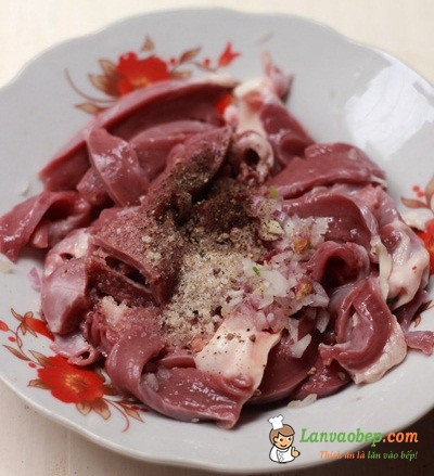 Vào bếp làm món nhậu ngon cho ông xã với Tim bò nướng cay