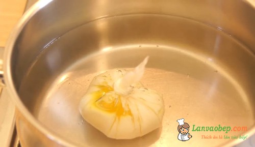 Làm bánh chẻo trứng tưởng lạ mà quen