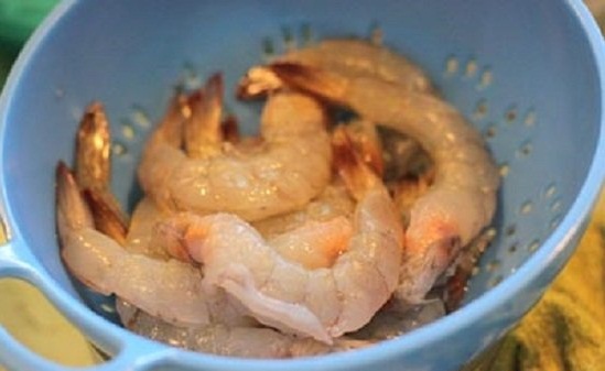 Cách làm tôm chiên nước cốt dừa ngon, béo ngậy