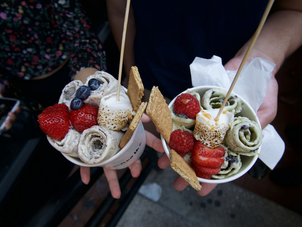 Tự làm kem cuộn Thái Lan tại nhà chẳng cần đến máy móc