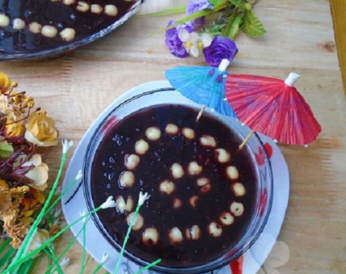 Ngon hấp dẫn cùng chè sen nếp cẩm mát lạnh