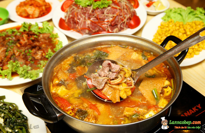 Hướng dẫn cách làm món lẩu riêu cua sườn sụn cho ngày cuối tuần sum họp