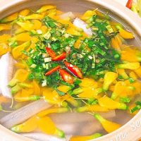 Cách làm canh cá lăng nấu bông điên điển thơm ngon, bổ dưỡng